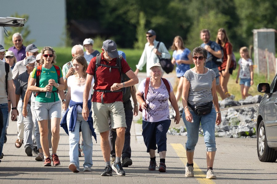 Menschen auf dem Weg zum Kirchentag.  Foto: Verein Aktion Kirchen Züri Oberland