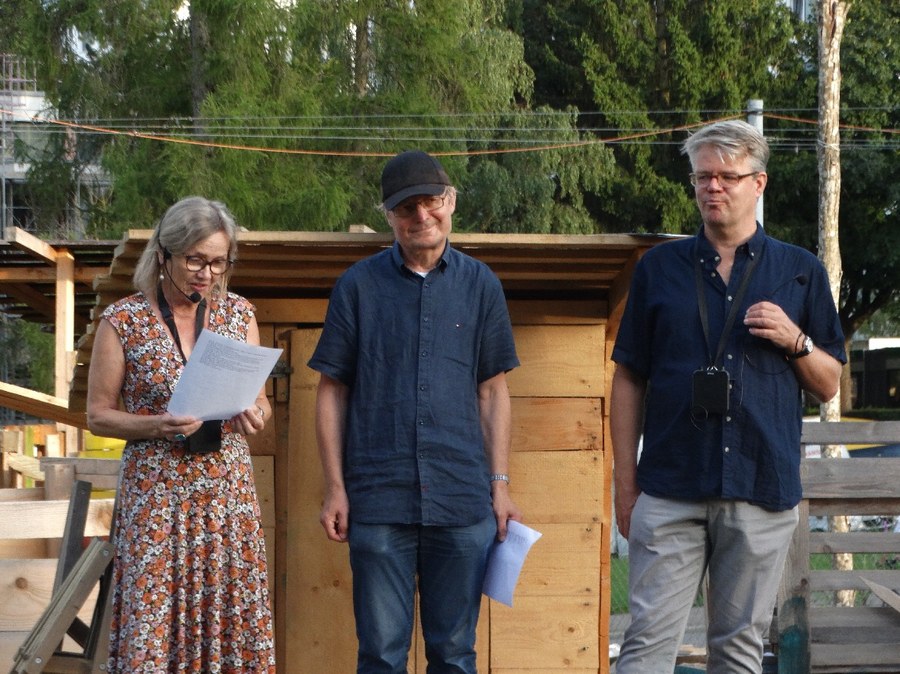 Susanne Mathies, Manfred Kulla und Tobias Grimbacher mit ihren Gedichten auf dem Bauspielplatz. Bild: Dominik Leitz
