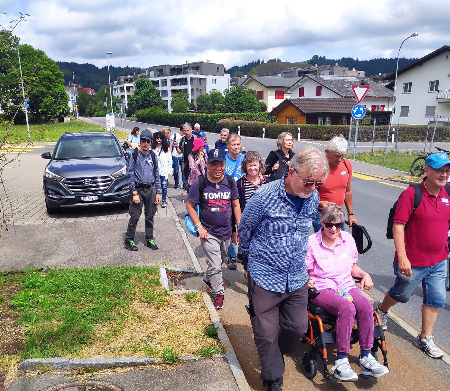 Die Gruppe der Behindertenseelsorge Zürich auf dem Weg in Einsiedeln. Foto: zVg
