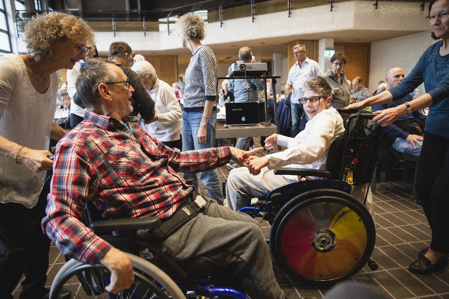 Auch mit Rollstuhl lässt sichs vortrefflich tanzen. Foto: Linda Pollari