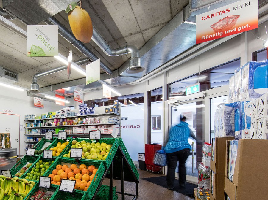 Im Kanton Zürich gibt es vier Caritas-Märkte, die günstige Lebensmittel für Menschen mit knappem Budget anbieten.