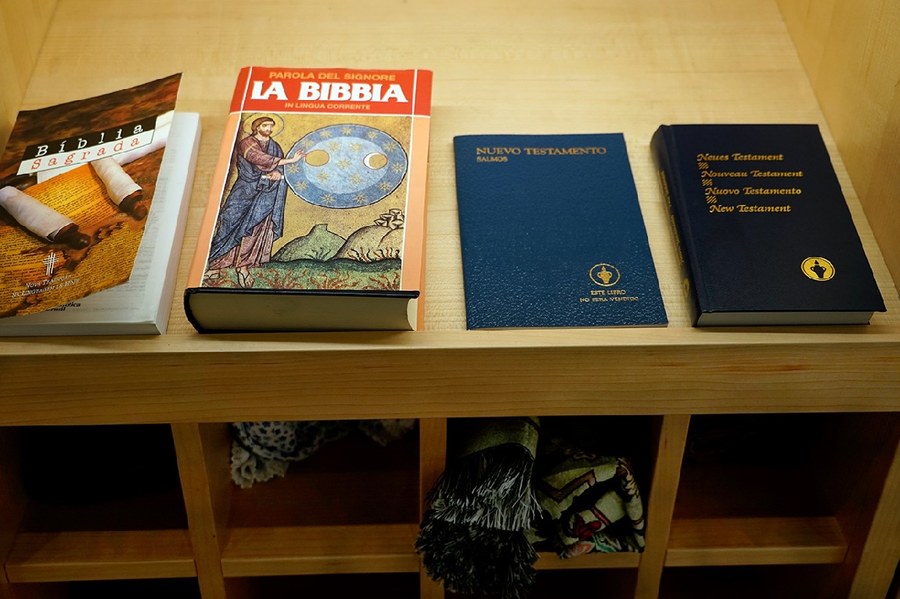 Die Bibel liegt für das internationale Publikum in verschiedenen Sprachen aus. Bild: Saskia Richter