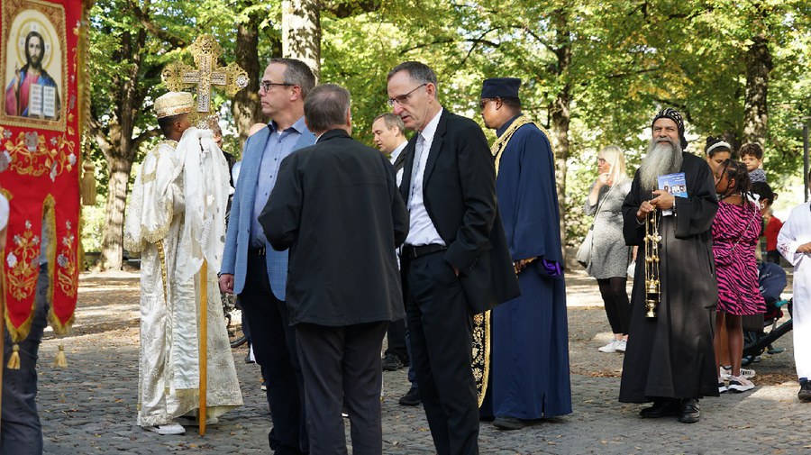 Regierungsrat Mario Fehr (Mitte) im Gespräch mit Pfarrer René Berchtold und Synodalrat Martin Stewen. Foto: Saskia Richter