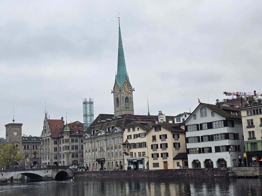 Fraumünster mit Katharinenturm.jpg